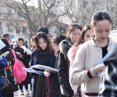 马伊琍成上戏最严考官，一改往日温婉形象，让无数考生瑟瑟发抖