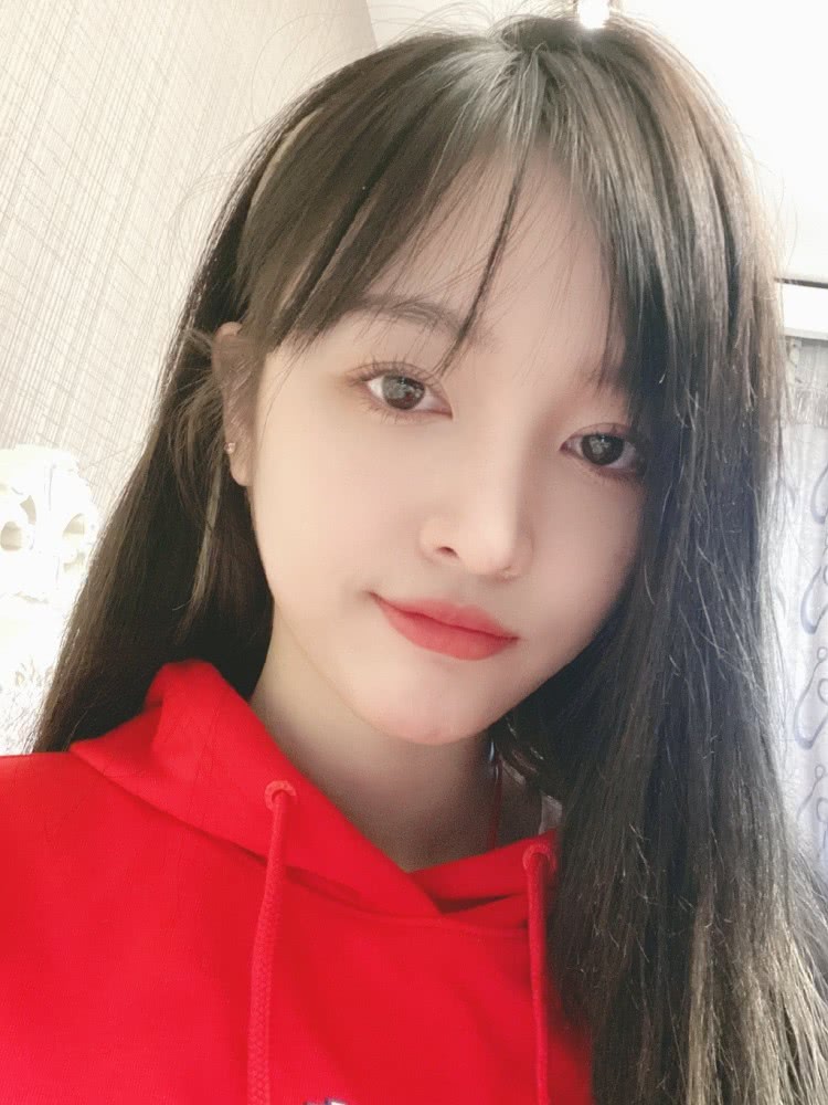 吴宣仪最新搭配穿“美少女”卫衣,秀瓜子脸精致迷人