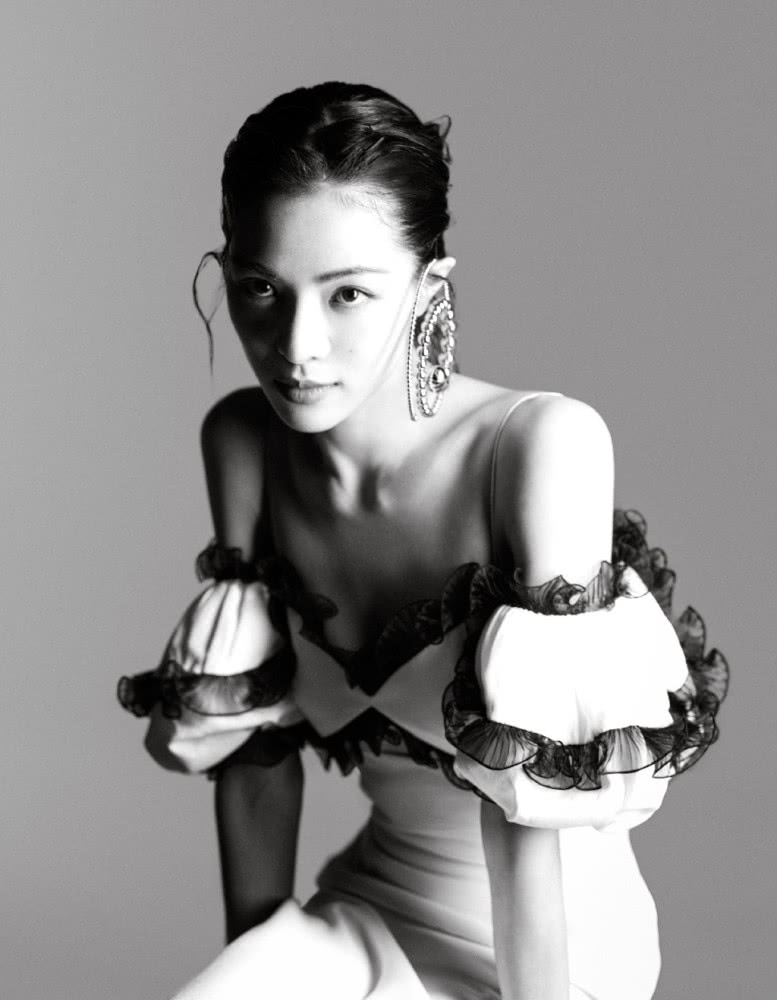 钟楚曦穿粉色碎花圆领卫衣搭同色半身裙,拍时尚杂志高级又有层次