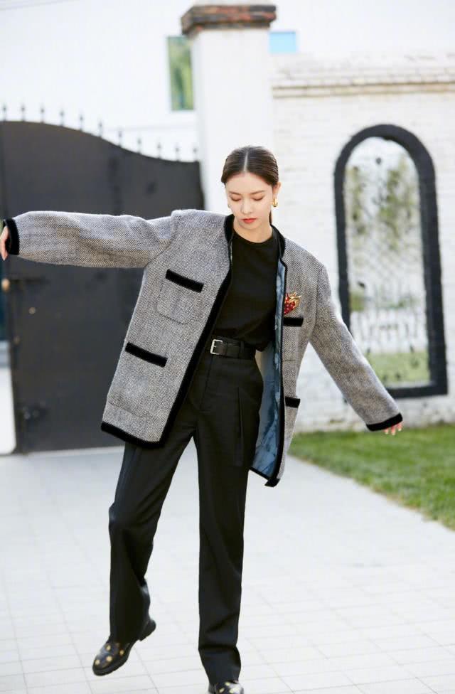 初春怎么穿才时尚又好看!学宋妍霏优雅酷帅穿搭,让你贵气十足