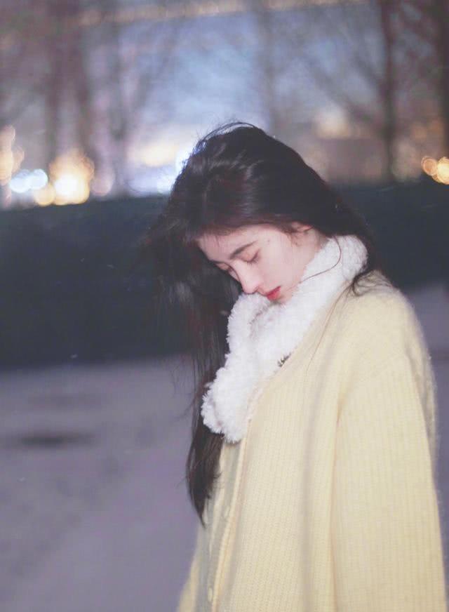 鞠婧祎发元宵节贺图，穿毛衣气质温柔，长发造型太好看