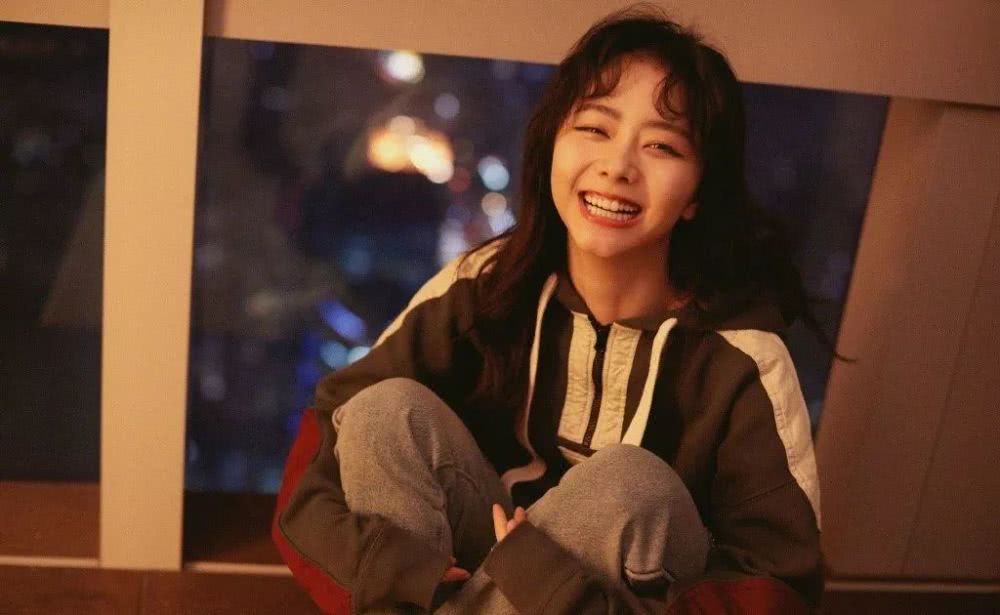 谭松韵卫衣搭配牛仔裤休闲减龄,羊毛卷刘海太抢镜