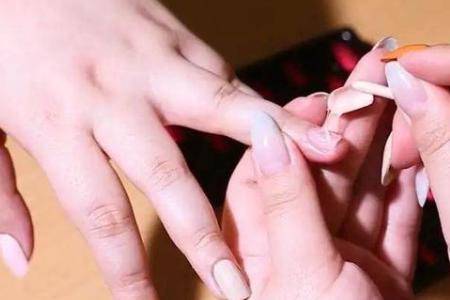 美甲图片2020新款式 穿戴美甲与传统美甲你更喜欢哪一个