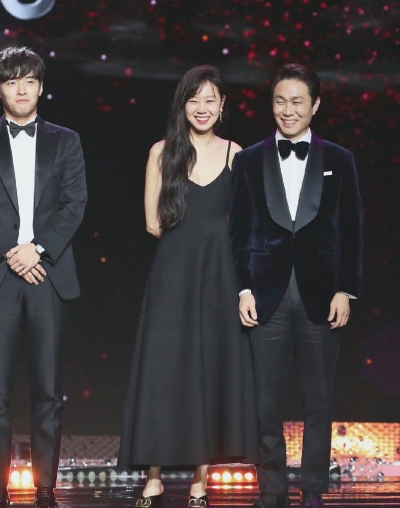 孔孝真模特出身却成演技派,穿V领粉色裙嫩成少女