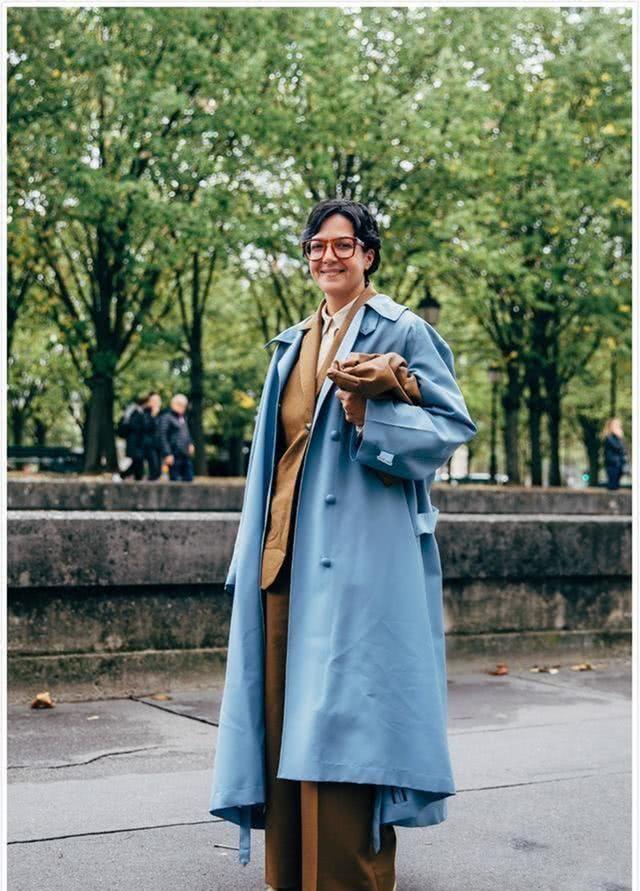 2020经典流行色:蓝+驼色,太治愈了