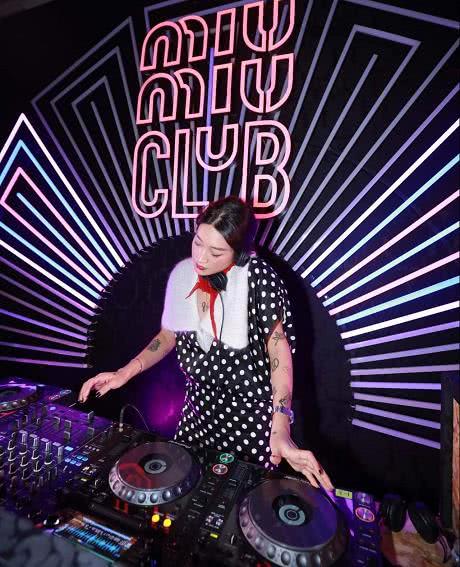 韩国实力派女DJ,用才华征服了电音圈,还是一名时尚达人?