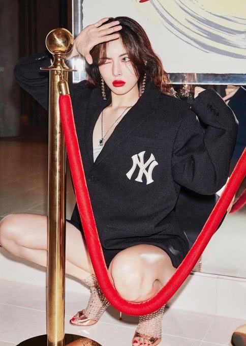 带火了泫雅背心,她又在高跟鞋里穿“渔网”,成功引爆20年潮流