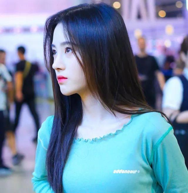 24岁鞠婧祎晒照身材很凸凹！这难道是二次发育？