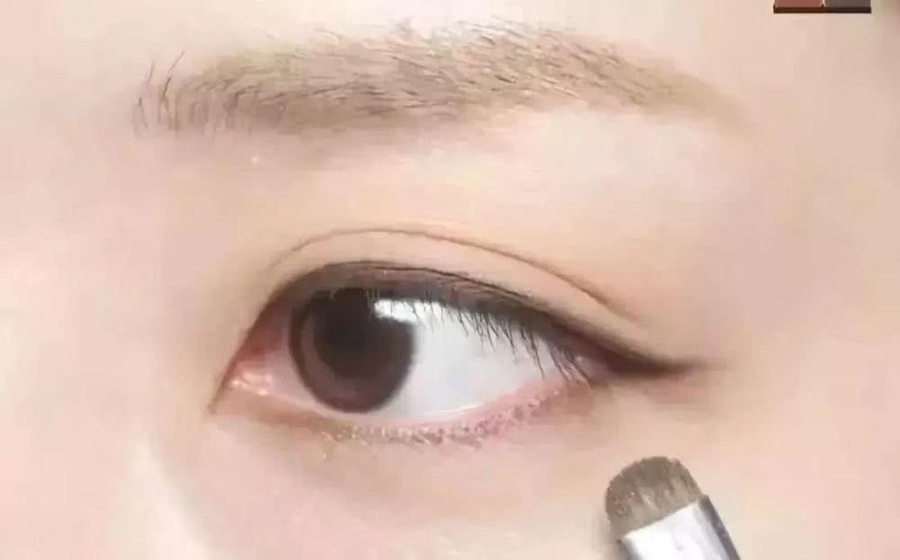 最新流行的“睡不醒妆”，同学们赶紧学起来吧！