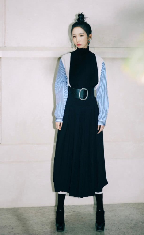 孟美岐拿死亡芭比粉的鞋配原谅绿的裙子,果然是人美任性