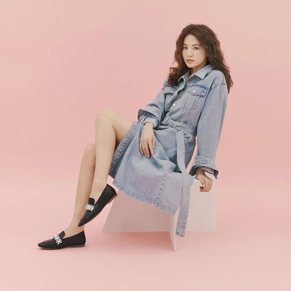 宋慧乔新造型方领短裙配高跟腿长吸睛，矮个子女性就该这样穿