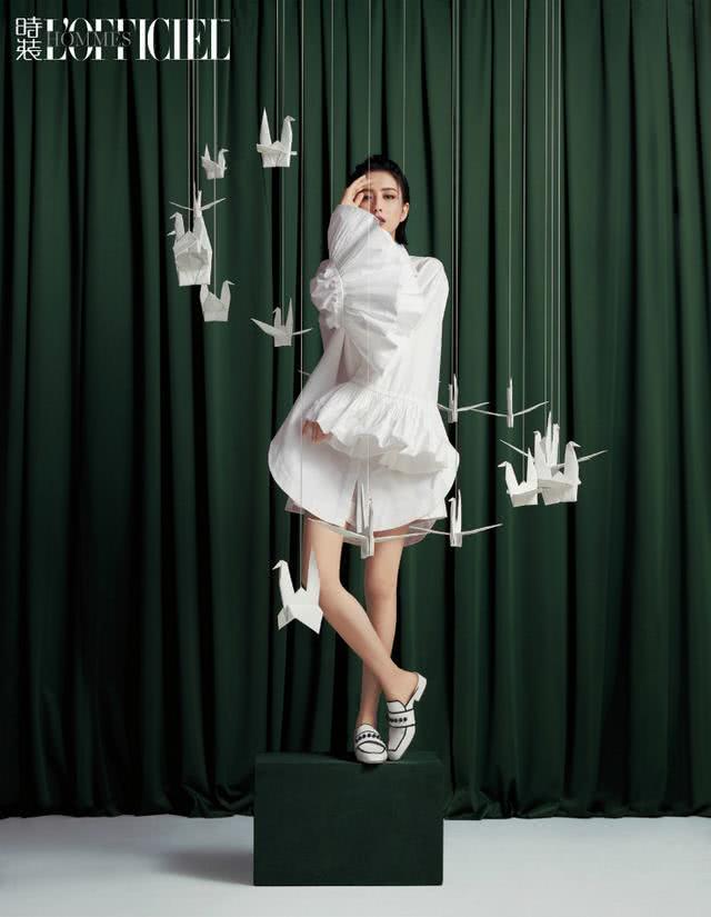 佟丽娅喇叭袖的白衬衫迷倒众生，看她是如何穿搭的