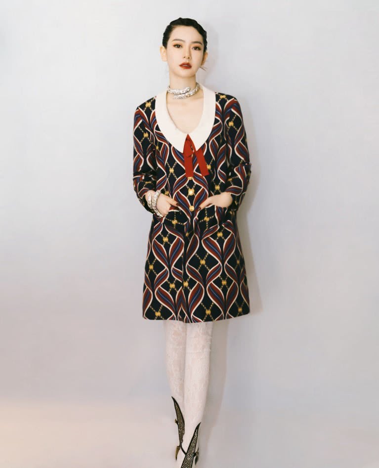 戚薇把西装裙“缝起来”,结果却拥有了女生最爱的蜂腰