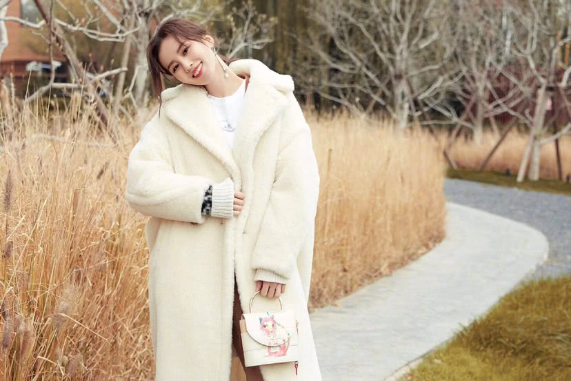 刘诗诗穿毛绒外套还不显臃肿,看看她是怎么穿的,简直就是仙女下凡