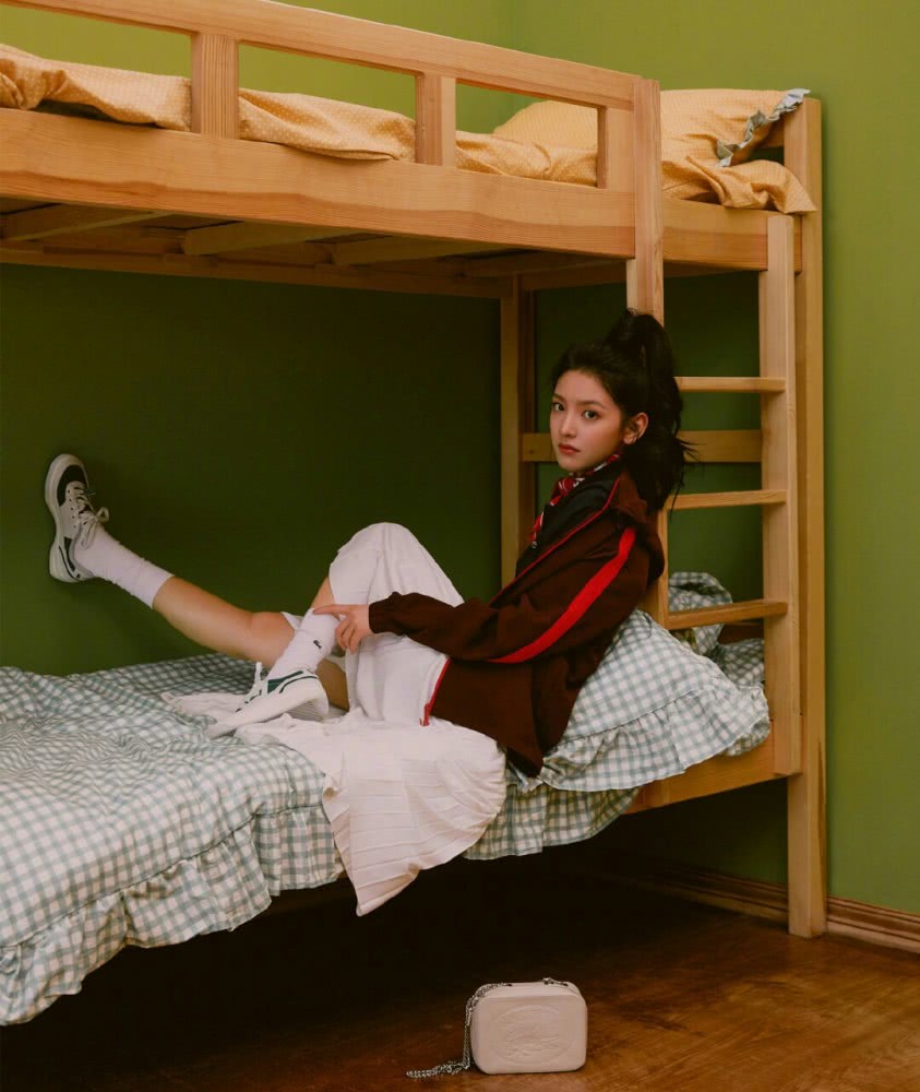 章若楠黑T白裙搭棕色外套出镜,复古气息满满