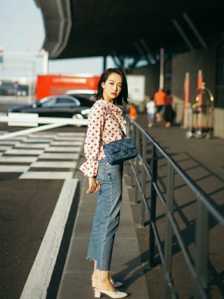 宋茜紫色波点上衫太吸睛,怪不得能逆袭小奶狗