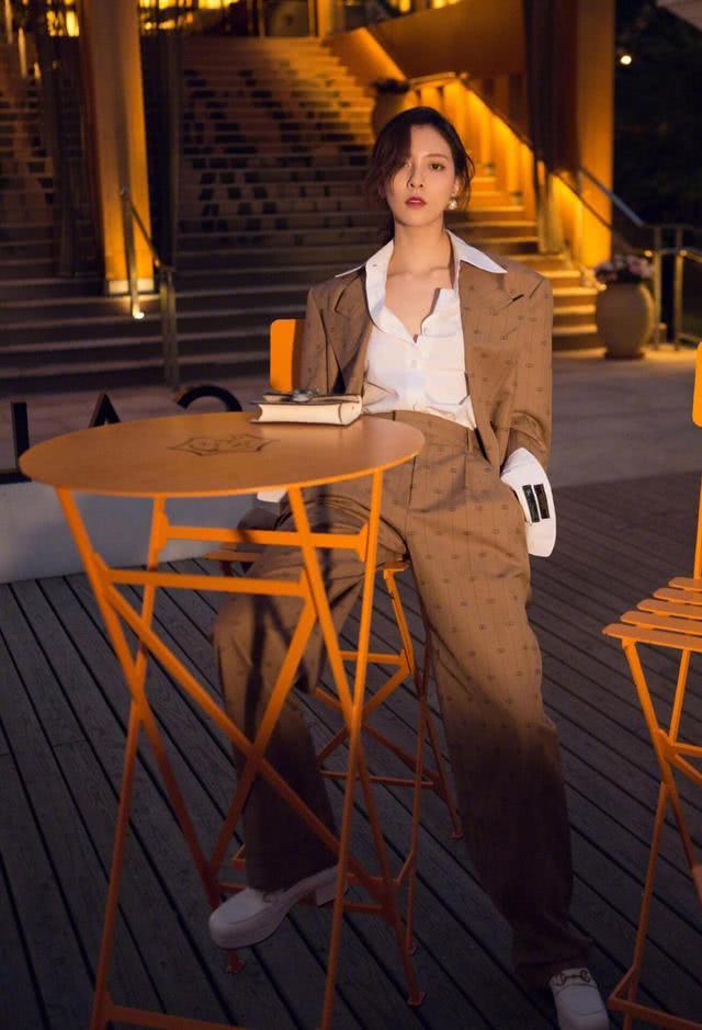 初春怎么穿才时尚又好看!学宋妍霏优雅酷帅穿搭,让你贵气十足