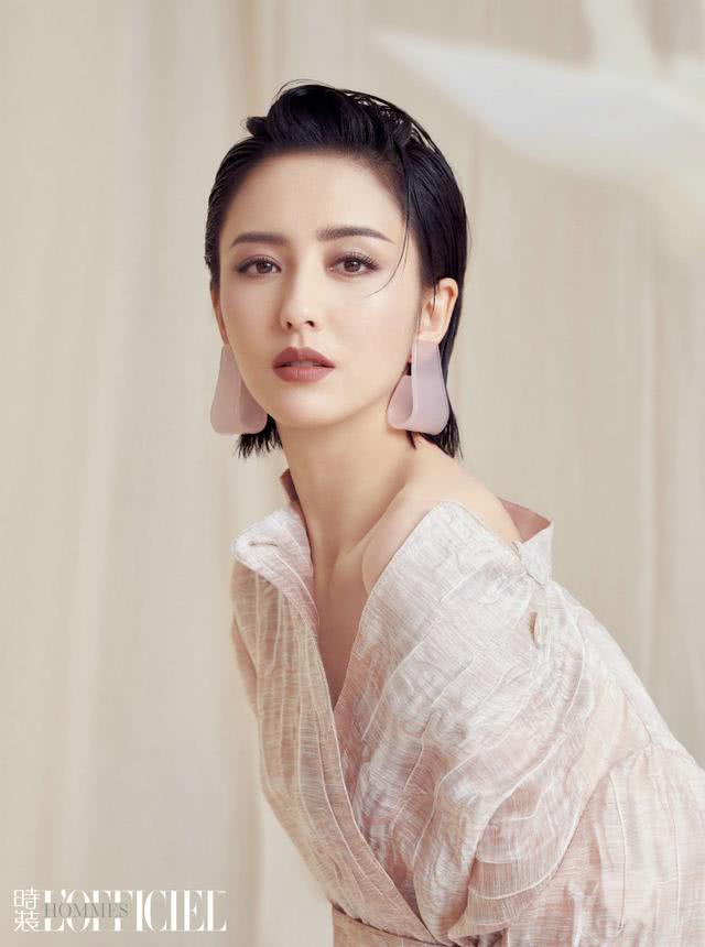 佟丽娅喇叭袖的白衬衫迷倒众生，看她是如何穿搭的