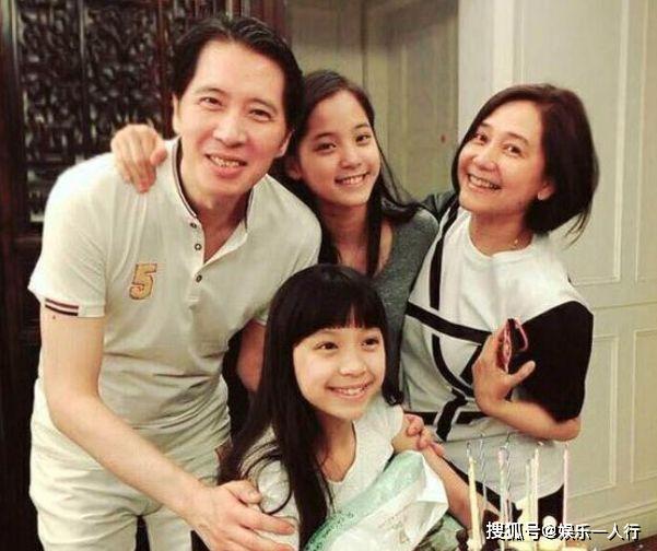她33岁奉子成婚，结婚24年生3个女儿，今19岁的女儿已成名
