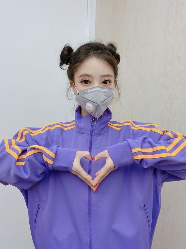 冯提莫上节目穿校服梳哪吒头太可爱，身高比例都不是问题