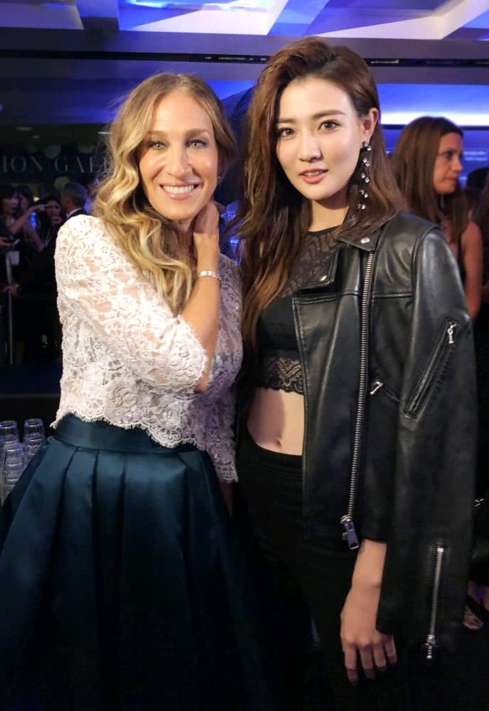 徐璐身穿一袭红色连衣裙配精致耳环,美得像盛开的玫瑰