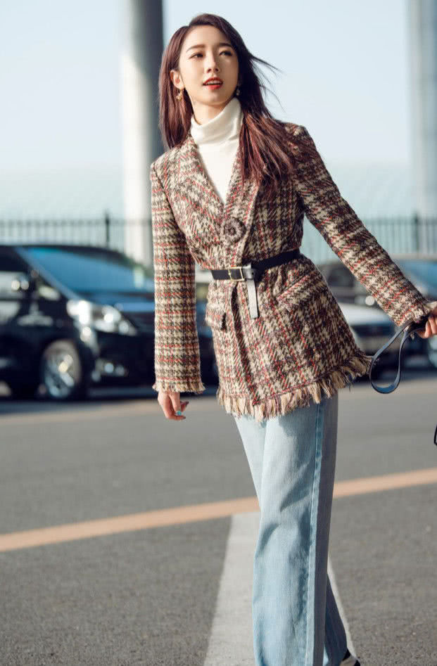 孟美岐为某杂志拍封面照片创最高销售记录,从她的穿搭上看一点都不意外