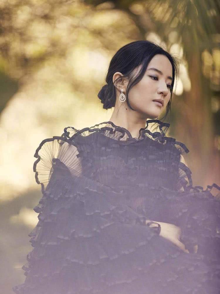 刘亦菲登《好莱坞报道者》封面,欧美妆容下却意外显老?
