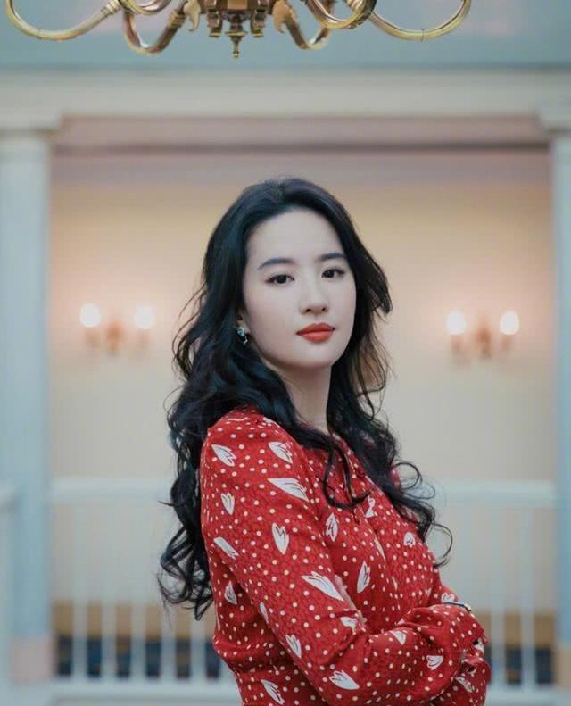 刘亦菲最新造型穿印花连衣裙难掩韵味,魅力无法挡