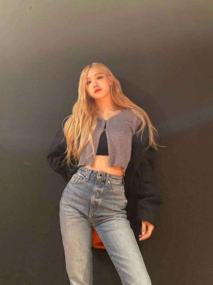 BLACKPINK大片来袭，仗着女团身材穿针织衫，却不告诉ROSE！