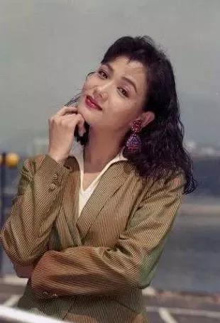 她因拍戏休克身亡,26年片酬被4个弟妹掏空,器官全捐救了8条人命