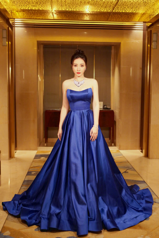 当柳岩遇上徐冬冬，仗着身材丰满挑战抹胸裙，谁更火辣