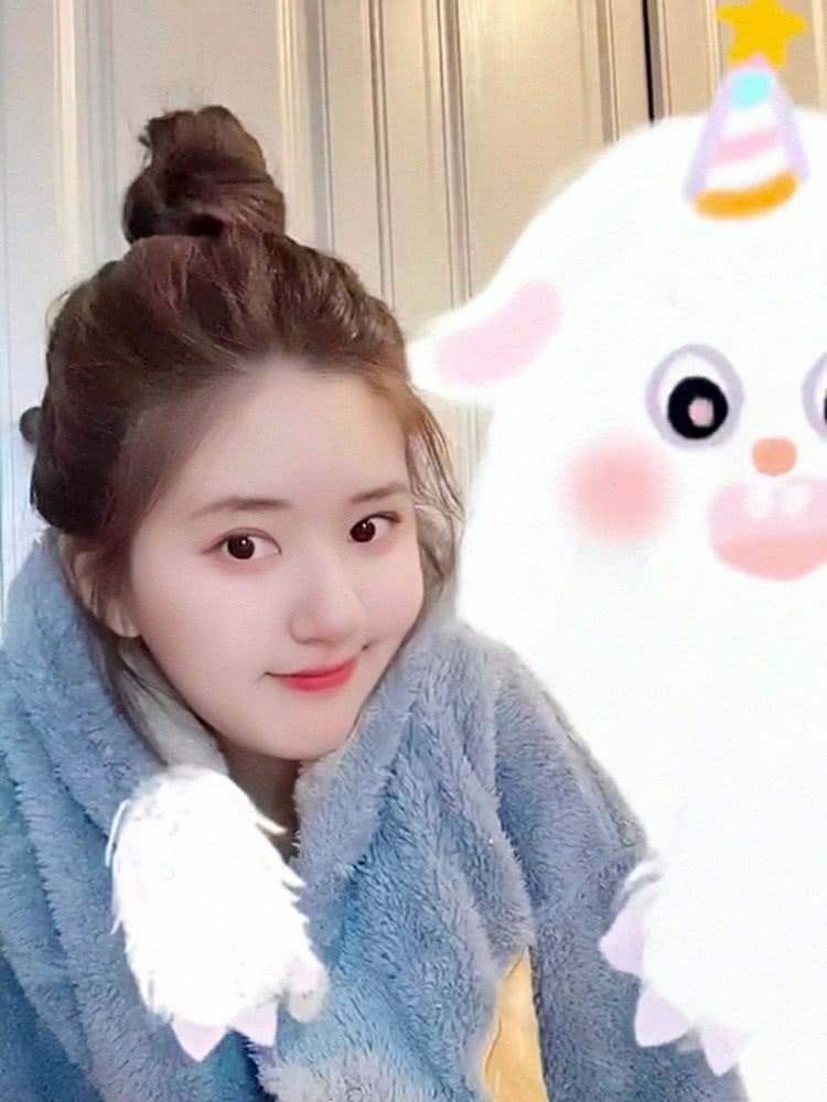 赵露思和徐璐任性挑战羊羔绒睡衣私房照，你觉得谁更可爱