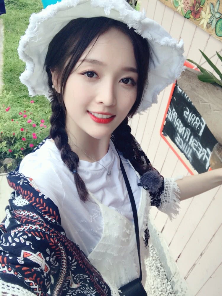 金泫雅换麻花辫造型卖萌,意外撞上吴宣仪,小野马不输小甜豆!