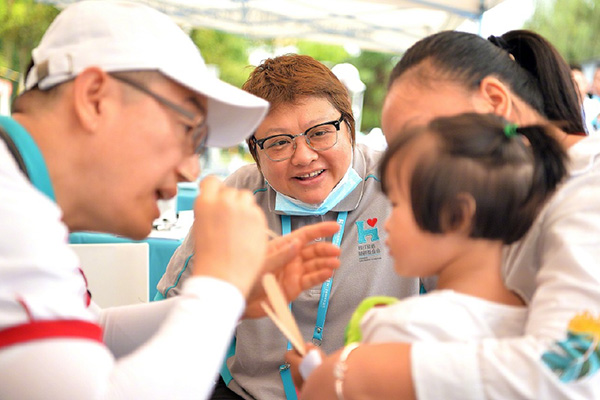 韩红更新捐款名单了吗?韩红病后首晒照和某会工作人员行为形成讽刺