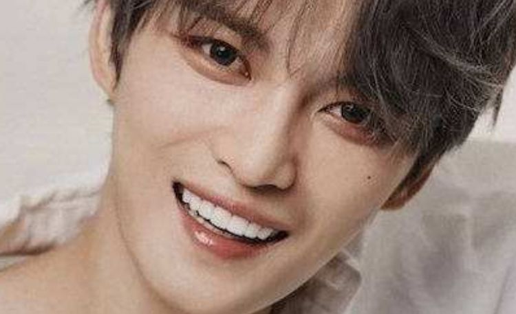 他4岁被父母抛弃,养父一家把他宠上天,如今红遍亚洲父母找上门