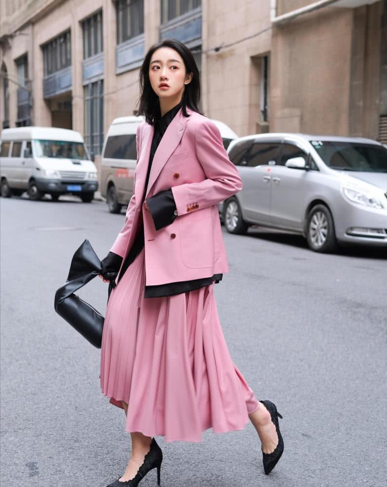 清新脱俗的初春穿搭,简单百搭还不挑人,甜甜的感觉真的好舒服!