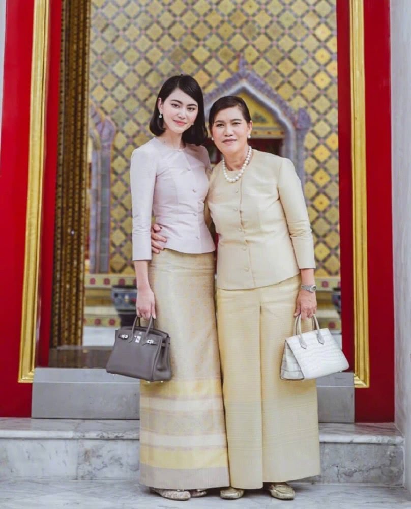 MAI不愧为“泰国第一神颜”，穿皮裙印花衬衫美得就像洋娃娃