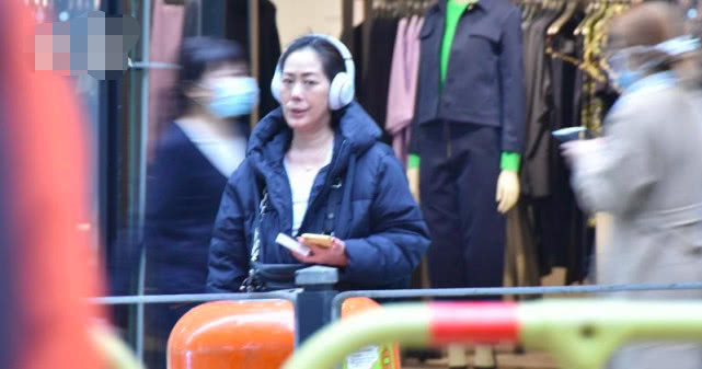 曾与王菲齐名!54岁关淑怡近照曝光,逛街不戴口罩,不顾形象抽烟