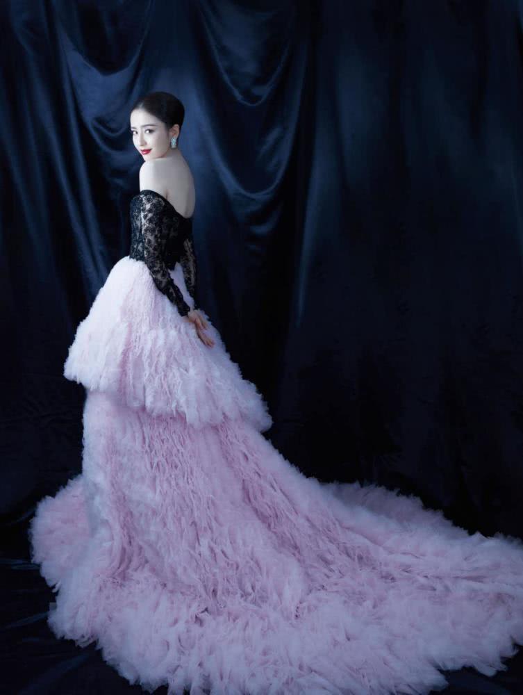 佟丽娅这么“透”的礼裙也敢穿,却让自己美回了颜值巅峰期