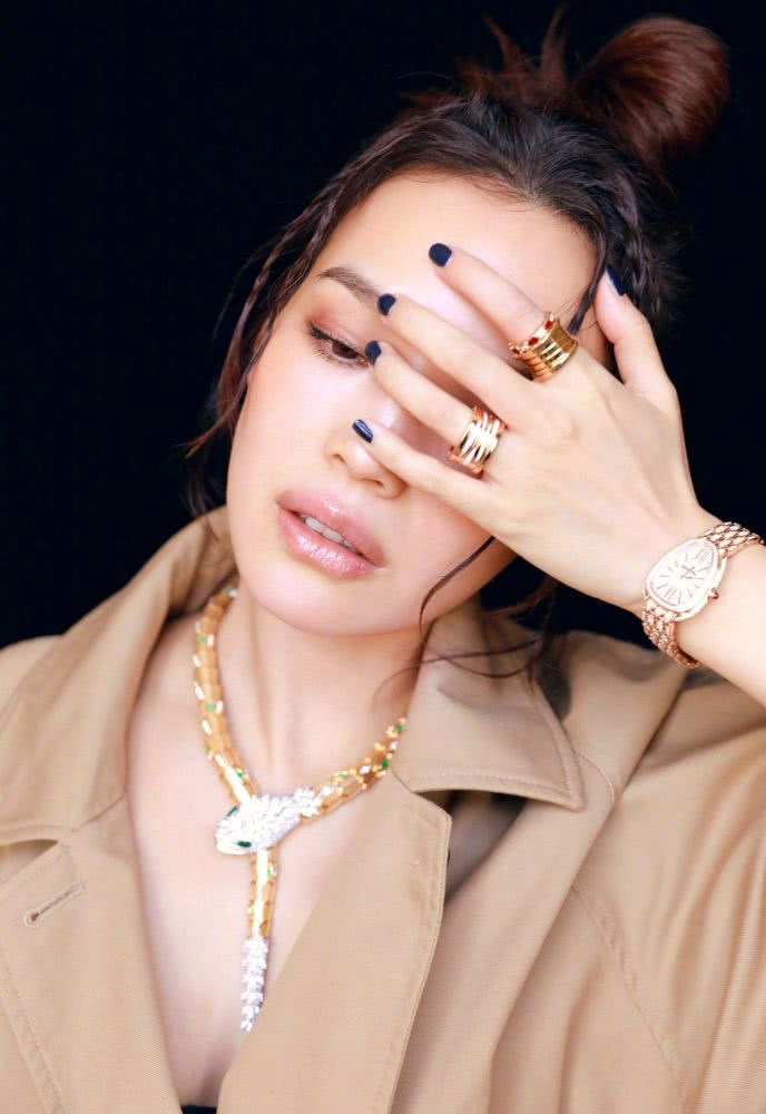 舒淇身穿驼色大衣配上一条“蛇”圈项链，个性十足