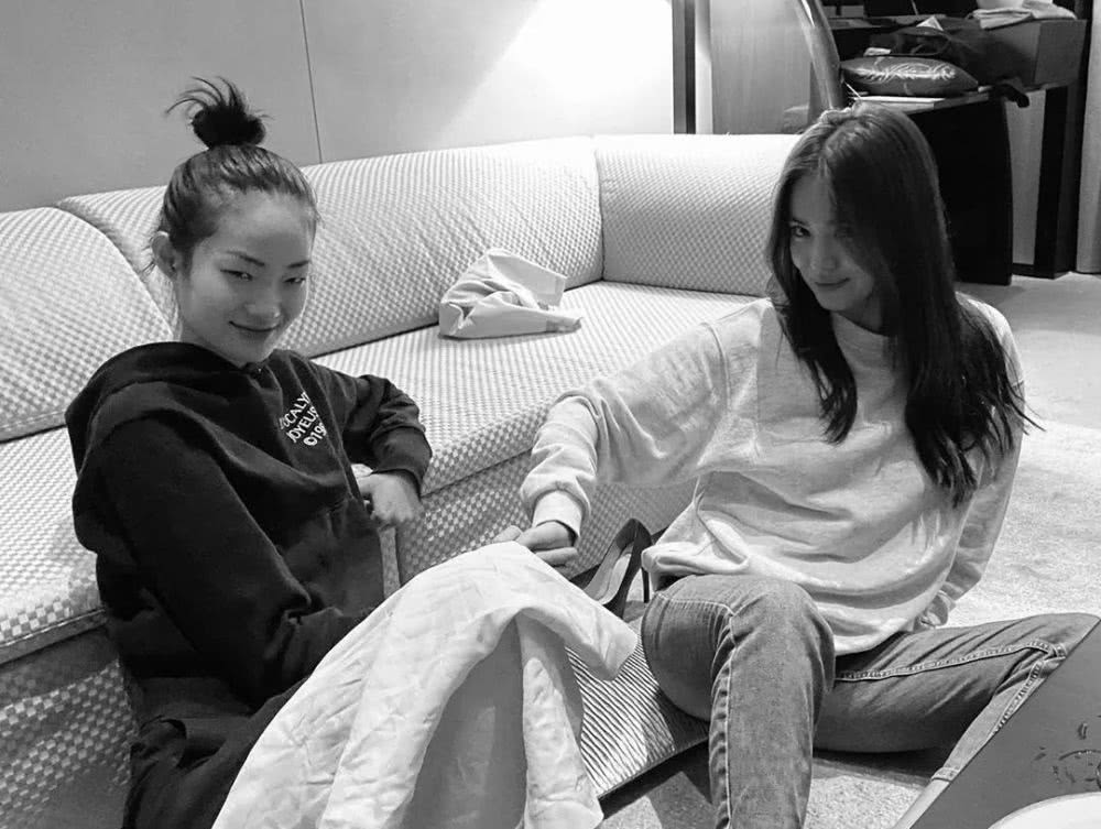 宋慧乔新造型方领短裙配高跟腿长吸睛，矮个子女性就该这样穿