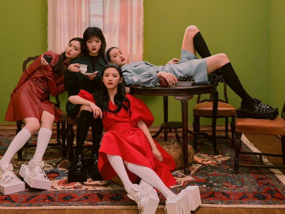 章若楠黑T白裙搭棕色外套出镜,复古气息满满