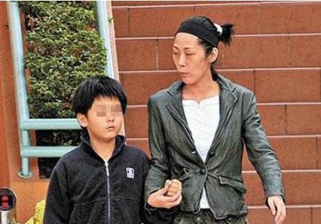 她20岁一夜成名,却与活佛恋爱后生子,被抛弃后今51岁仍单身