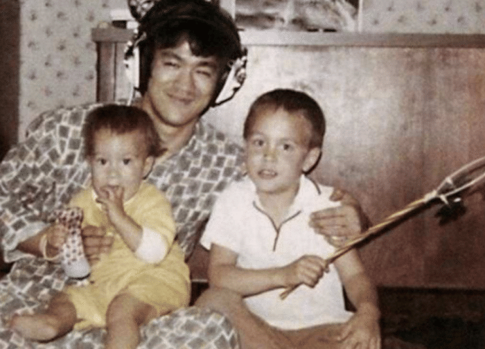 李小龙死因蹊跷，18年后儿子惨死，妻子改嫁2次晚年被抛弃