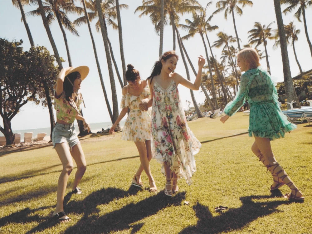 BLACKPINK大片来袭，仗着女团身材穿针织衫，却不告诉ROSE！