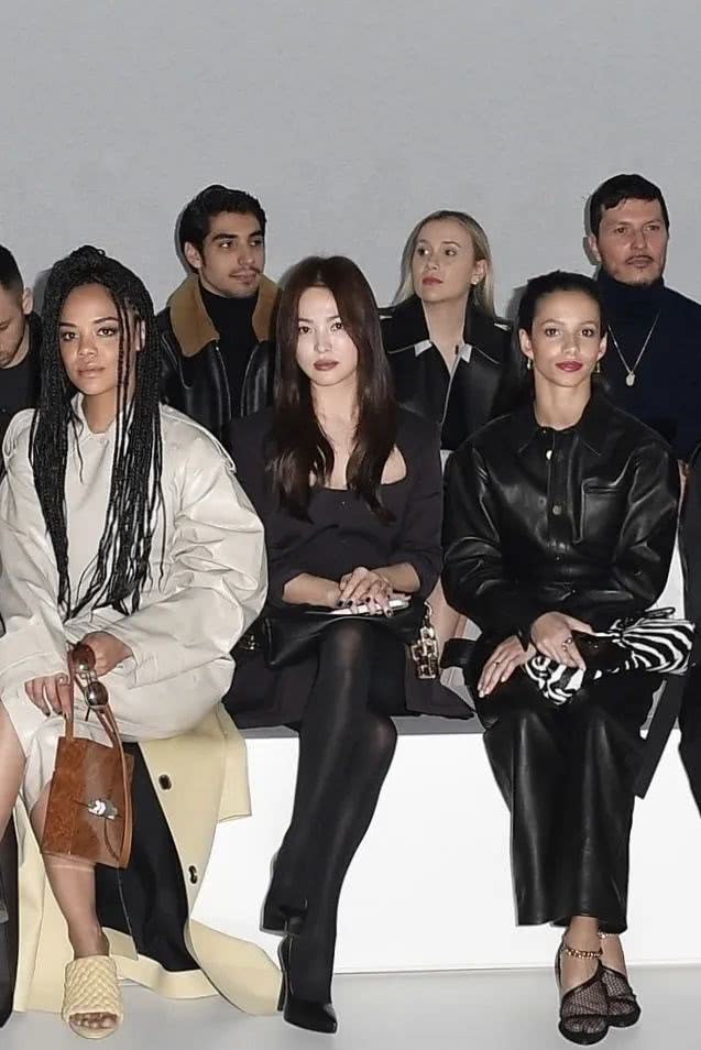 宋慧乔新造型方领短裙配高跟腿长吸睛，矮个子女性就该这样穿