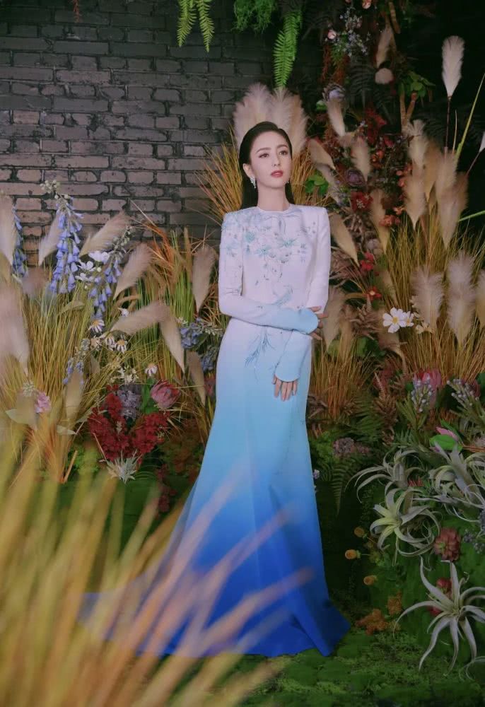 佟丽娅新造型太抢镜,一袭刺绣鱼尾礼服端庄优雅,侧身凹凸感好强