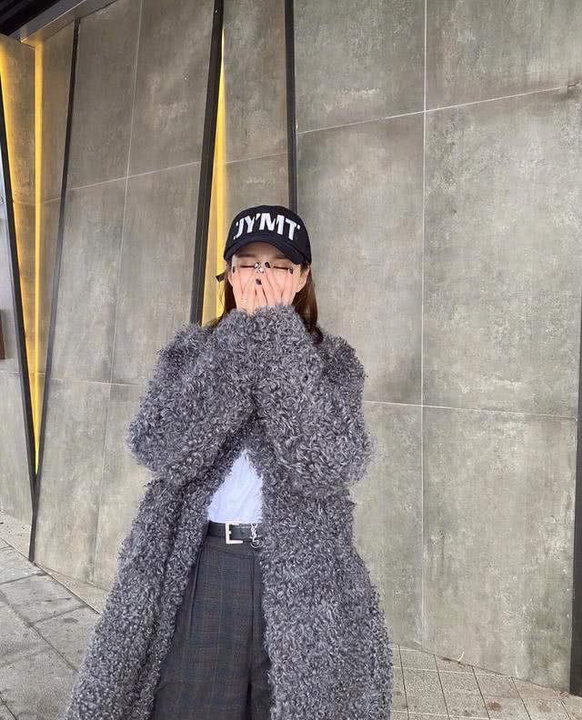 沈梦辰挑战立扫把,和狗狗一起出境,身穿姜黄色针织衫太好看