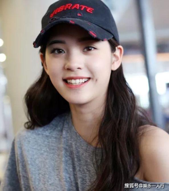 她33岁奉子成婚，结婚24年生3个女儿，今19岁的女儿已成名