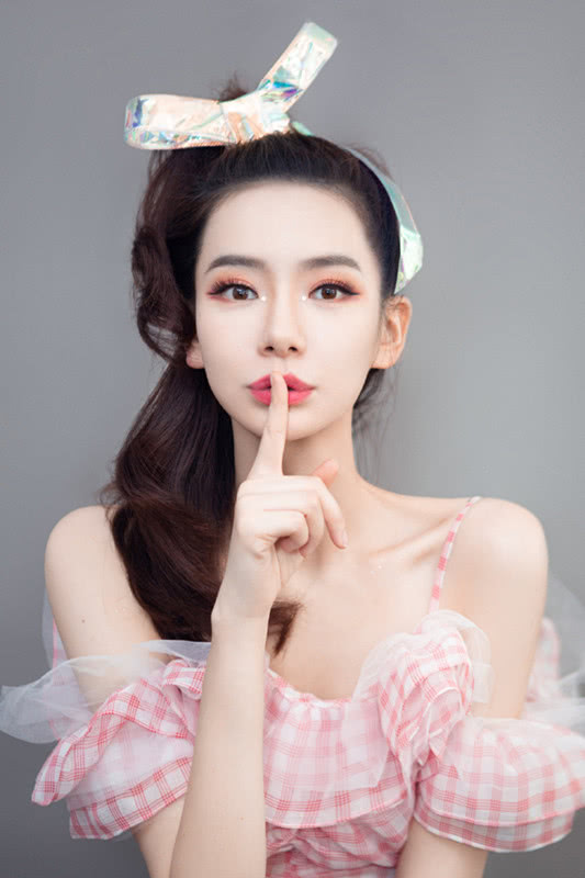 戚薇综艺秀新私服,穿粉色格子上衣戴蝴蝶结颜值回归!